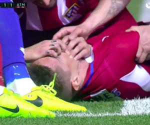 Torres gặp nguy hiểm tính mạng, đồng đội rơi lệ