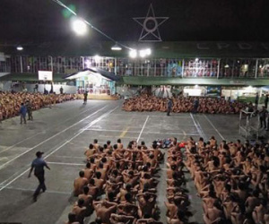 Tranh cãi trăm tù nhân Philippines phải khỏa thân ngoài trời