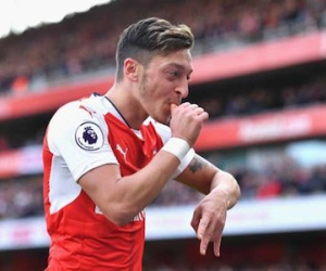 Arsenal mất Oezil ở trận "chung kết" gặp Liverpool