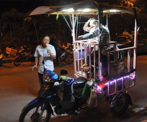 Cha chở 2 con trong lồng sắt rong ruổi khắp SG mưu sinh