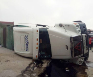 Hà Tĩnh: Thi thể người đàn ông kẹt dưới thùng xe container