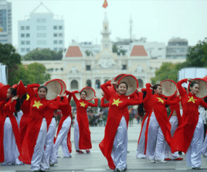 Hàng ngàn tà áo dài học trò ngập phố đi bộ Nguyễn Huệ