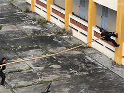 Màn đặc nhiệm Việt Nam trèo tường bằng sào gây ấn tượng trên báo Anh