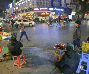 Vỉa hè trung tâm Hoàn Kiếm khi màn đêm buông xuống