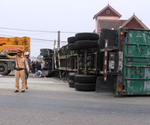 Xe container lật nghiêng đè người đi xe máy tử vong tại chỗ