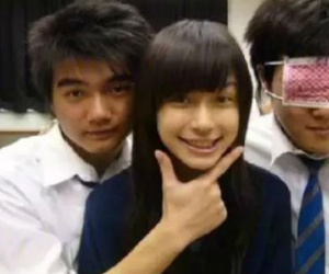 Angelababy lại bị bạn học công bố ảnh cũ kém sắc