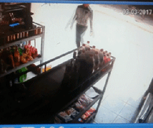 Camera ghi hình thanh niên trộm 4 thùng bia ở Sầm Sơn