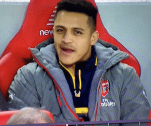 CĐV Arsenal lo sốt vó trước nụ cười bí hiểm của Sanchez trên ghế dự bị