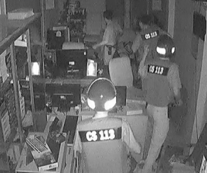 Clip: Cảnh sát bắt quả tang tên trộm "giả ma" trong đêm