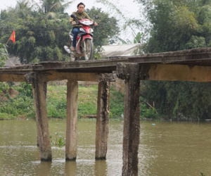 Dân đánh cược mạng sống qua chiếc cầu cũ nát
