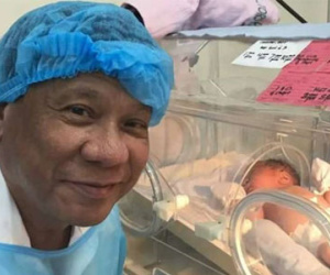 Ông ngoại Duterte chào đón cháu trai biệt danh "cá mặt quỷ"