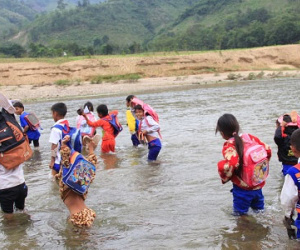 Quảng Trị: Rơi nước mắt nhìn học sinh tím tái lội sông đến trường