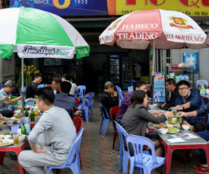 Video: Quán nhậu Hà Nội coi vỉa hè như "của nhà mình"