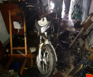 Xe SH bất ngờ phát lửa gây cháy nhà giữa khu dân cư