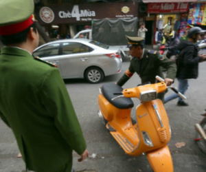 Chủ tịch quận ở Hà Nội viết thư ngỏ kêu gọi "dành vỉa hè cho người đi bộ"