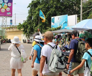 Cứ 10 khách quốc tế đến Việt Nam, có 3 người là khách Trung Quốc