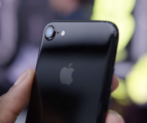 Ế khách, iPhone JetBlack thành màu rẻ nhất