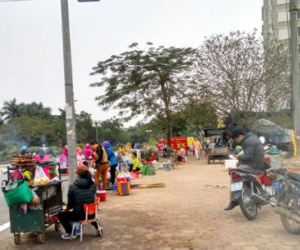Hà Nội: Chung cư "mọc" đến đâu, chợ cóc đi theo đến đó