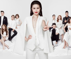 HLV Đông Nhi sexy bên 11 "chiến binh" đa màu sắc tại "The Voice"!