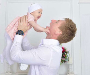 "Khóc, cười" với những ông bố Việt trẻ chăm con sơ sinh