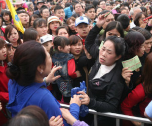Lễ hội hoa gây thất vọng ở Hà Nội và nghịch lý kì dị: Càng chê càng tò mò và cứ thế kéo đến đông
