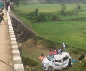 Taxi rơi khỏi cầu lúc giữa đêm, 6 người thương vong