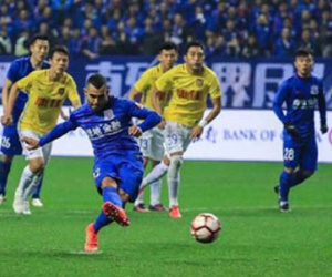 Tevez tỏa sáng, đập tan chỉ trích ở Trung Quốc