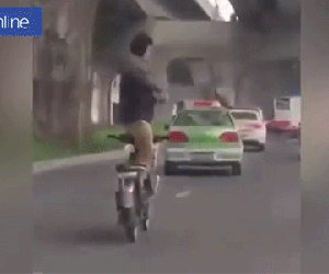 Video: Người đàn ông đứng trên yên xe đang chạy để... múa võ
