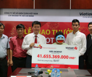 Vietlott trao giải Jackpot 41,6 tỷ cho nữ khách hàng đầu tiên đến từ Lâm Đồng