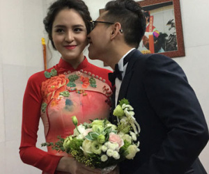 Á hậu Hoàng Anh e ấp khi được chồng hôn má trong Lễ vu quy