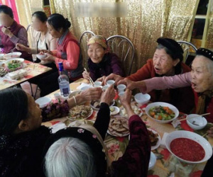 Cận ngày 8/3, bức ảnh về tình bạn của các chiến hữu cụ bà thật khiến người ta thích thú
