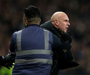 Cổ động viên quá khích tấn công cầu thủ Chelsea