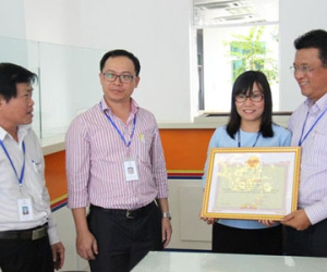 Nữ nhân viên điện lực trả lại 1 tỷ đồng nhặt được