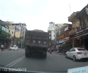 Video: Mở cửa ôtô vô ý thức khiến 2 em nhỏ suýt chết dưới bánh xe tải