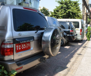 3 xe biển đỏ, hàng loạt ôtô đậu trên vỉa hè bị xử phạt