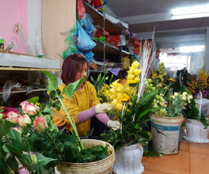 Hoa tươi 8/3 đắt hàng, người bán không kịp thu tiền khách