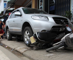 Ôtô 7 chỗ lao lên vỉa hè đè bẹp nhiều xe máy