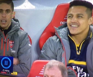 Sanchez cười đùa trong thảm bại của Arsenal