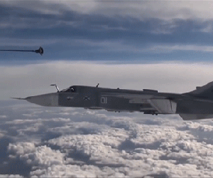 Video: Cường kích Su-24 tiếp nhiên liệu trên không