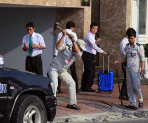 Đà Nẵng dọn dẹp vỉa hè bằng búa tạ, xà beng