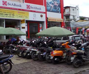 Hà Nội trước “giờ G”: Người đi bộ vẫn đi dưới lòng đường