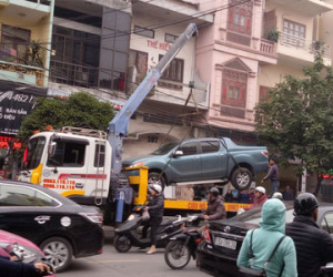 Hải Phòng: Cẩu xe, phá tường lấy lại vỉa hè cho người đi bộ