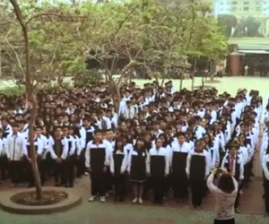 Video: Hàng nghìn học sinh Lương Thế Vinh cùng hát và cầu chúc cho sức khoẻ của thầy Văn Như Cương