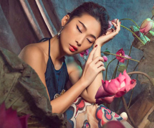 Quỳnh Thy khoe vai trần với áo yếm