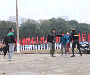Video: Cảnh sát đặc nhiệm quật ngã đối tượng quậy phá bằng xe máy