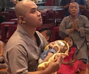 Bé trai bị não úng thủy nặng đã về đến chùa Vạn Đức: “Cầu mong kỳ tích xảy ra với Đức Lộc”