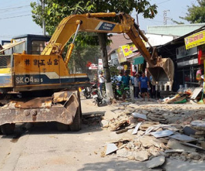 Đồng Nai dùng máy múc phá bỏ công trình lấn chiếm vỉa hè