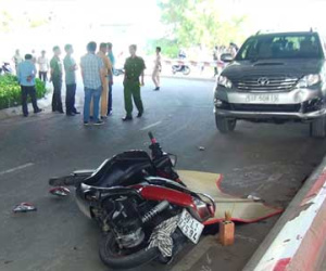 Người đàn ông nằm chết dưới cầu, trong người có 4 con dao