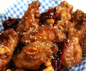 Người Hàn Quốc ăn thịt gà mừng Tổng thống bị phế truất