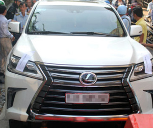 Quận 1 cẩu ôtô Lexus, phá tường khách sạn chiếm vỉa hè